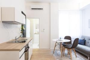 Una cocina o zona de cocina en 150sqm Main Square Apt!-4 Units-Great for Groups!