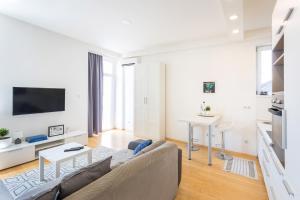 Una televisión o centro de entretenimiento en 150sqm Main Square Apt!-4 Units-Great for Groups!