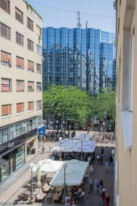 Clientes alojados en 150sqm Main Square Apt!-4 Units-Great for Groups!