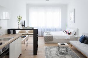 Sala de estar blanca con cama y cocina en 150sqm Main Square Apt!-4 Units-Great for Groups!, en Zagreb