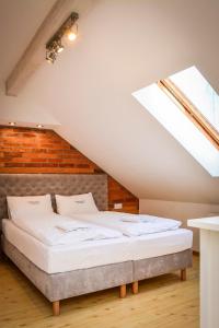 Łóżko lub łóżka w pokoju w obiekcie Apartamenty Usteckie