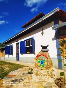 une maison avec une statue d'un oiseau assis au-dessus dans l'établissement Pousada Ipoema, à Ipoema