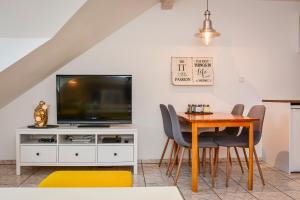 Telewizja i/lub zestaw kina domowego w obiekcie Apartamenty Usteckie
