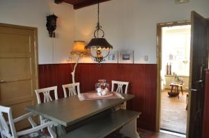 a dining room with a table and chairs at Gastenverblijf Het Voorhuis in Herpen