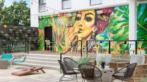 une fresque d'une femme sur le côté d'un bâtiment dans l'établissement Studio Allston Hotel Boston, à Boston