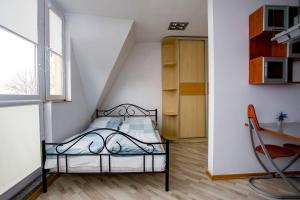 Habitación pequeña con cama y ventana en Apartamenty PORTOWE en Ustka