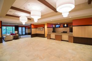 een grote lobby met een wachtruimte en een wachtkamer bij Win-River Resort and Casino in Redding