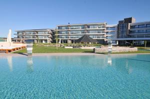 uma grande piscina de água em frente a um edifício em Altos del Arapey All Inclusive, Golf & Spa em Termas del Arapey