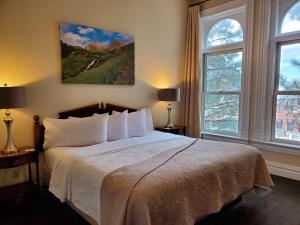 A bed or beds in a room at Hotel Ouray - for 12 years old and over