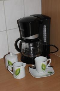Příslušenství pro přípravu čaje a kávy v ubytování Apartment Simone