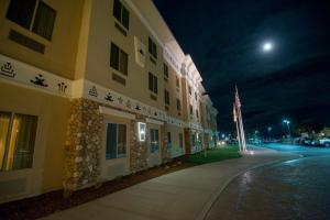 a building with a flag next to a street at night at Win-River Resort and Casino in Redding