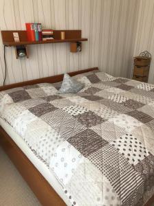 ein großes Bett mit einer schwarzen und weißen Decke darauf in der Unterkunft Feriendomizil Familie Finke in Weener