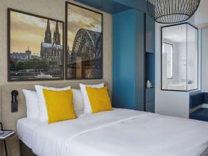 Ein Bett oder Betten in einem Zimmer der Unterkunft Hotel Mondial am Dom Cologne MGallery