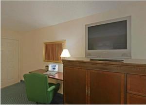 TV a/nebo společenská místnost v ubytování Americas Best Value Inn Laredo