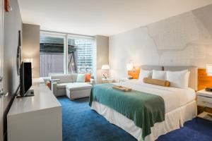 Postel nebo postele na pokoji v ubytování Kinzie Hotel + 37 fotografií