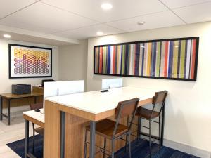 um escritório com uma mesa e cadeiras e um quadro na parede em Holiday Inn Express - Allentown North, an IHG Hotel em Allentown