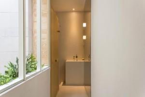 ein Bad mit einem Waschbecken und einem Spiegel in der Unterkunft Círculo Mexicano, a Member of Design Hotels in Mexiko-Stadt