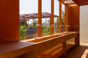 eine Reihe von Waschbecken im Bad mit Fenster in der Unterkunft Círculo Mexicano, a Member of Design Hotels in Mexiko-Stadt