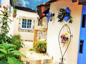 Bungalow Marbella (San Pedro Alcantara) في مربلة: منزل أمامه سلة ورد