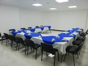 ボゴタにあるHotel Santafe Realの青と灰色のテーブルと椅子が備わる部屋