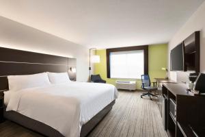 TV a/nebo společenská místnost v ubytování Holiday Inn Express & Suites Sarasota East by IHG