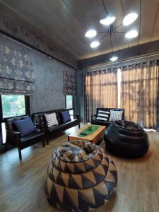 ein Wohnzimmer mit einem Sofa und einem großen Reifen in der Unterkunft @ Loft in Ban Du