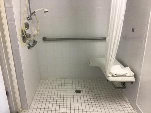 uma casa de banho com um chuveiro e um WC. em Anastasia Inn - Saint Augustine em Saint Augustine