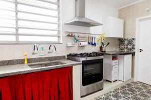 a kitchen with a sink and a stove top oven at Aluguel de Suítes por Temporada em Alto de Pinheiros in São Paulo