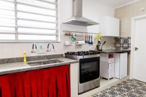 Virtuvė arba virtuvėlė apgyvendinimo įstaigoje Aluguel de Suítes por Temporada em Alto de Pinheiros