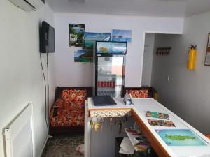een kamer met een bureau en een bed. bij Victoria's Gennie Bay Village Hostal in San Andrés