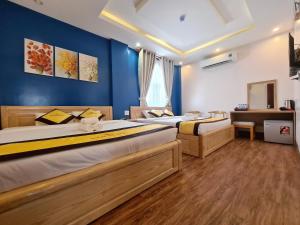 Giường trong phòng chung tại Hoàng Gia Hotel Côn Đảo