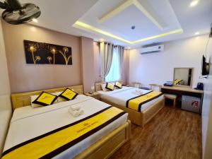 Postel nebo postele na pokoji v ubytování Hoàng Gia Hotel Côn Đảo