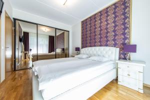 Postel nebo postele na pokoji v ubytování Foorum Apartments with SAUNA # BALCONY-Contactless Check-in