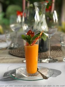 un vaso de zumo de naranja en un plato sobre una mesa en Chateau Vue Boussac Chambres d'Hôtes, en Boussac
