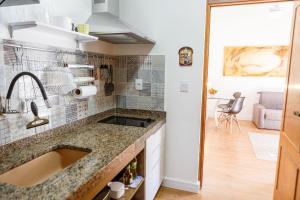 ครัวหรือมุมครัวของ Apartamento aconchegante em Alto de Pinheiros