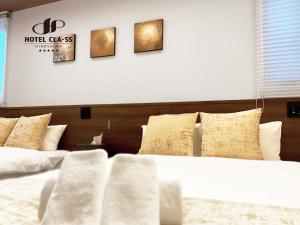 Postel nebo postele na pokoji v ubytování HOTEL CLA-SS HIROSHIMA-OZU