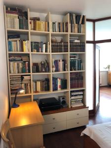 Pokój z półką pełną książek w obiekcie Apartamentai Palangos centre w Połądze