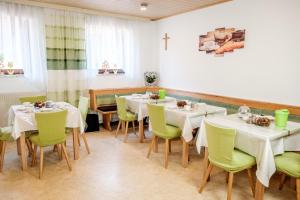A restaurant or other place to eat at Gästehaus Ranftl