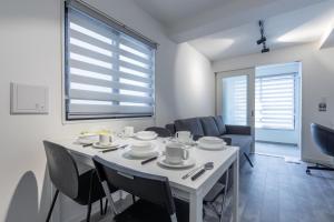 une salle à manger avec une table et des chaises blanches dans l'établissement Home Sweet Office Heiwajima, à Tokyo