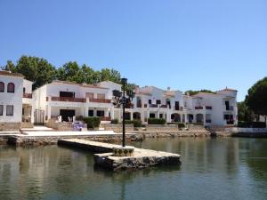a row of houses on a river with a street light at PORT LA SARDANA EmpuriaRent in Empuriabrava