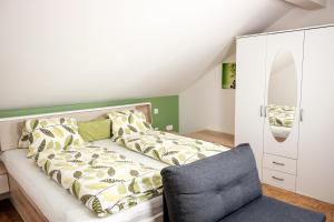 A bed or beds in a room at Gästehaus Ranftl
