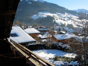 Blick auf eine Stadt mit schneebedeckten Dächern in der Unterkunft Ferienwohnung Maria im Landhaus Christina in Alpbach