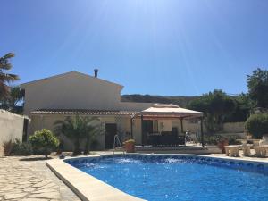 Arboleas的住宿－Cortijo Esquina B&B Guesthouse，房屋前的游泳池