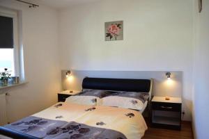 1 dormitorio con 1 cama y 2 mesitas de noche en Apartament 2 sypialnie i balkon 500 m od morza en Ustka