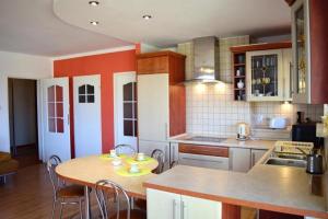 cocina con mesa y sillas en Apartament 2 sypialnie i balkon 500 m od morza en Ustka