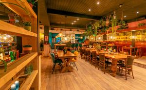 two pictures of a restaurant with tables and chairs at `t Wapen van Terschelling in Midsland