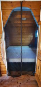 einen Blick über ein Bett in einem Holzzimmer in der Unterkunft Chalet in paradise garden in Velden