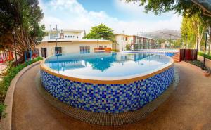 - une grande piscine revêtue de carrelage bleu dans l'établissement KHÁCH SẠN BẾN ĐÁ NÚI SAM, à Chau Doc