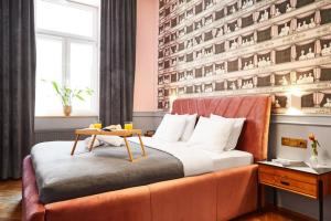 um quarto com uma cama com uma mesa em HOUSEHOST Apartment III: Podbrzezie Street em Cracóvia