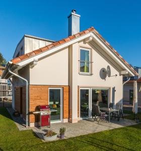 Casa independiente con patio y parrilla en Neu!!! Ferienhaus-See-Sauna-Kamin-5 Sterne-102m² en Krakow am See